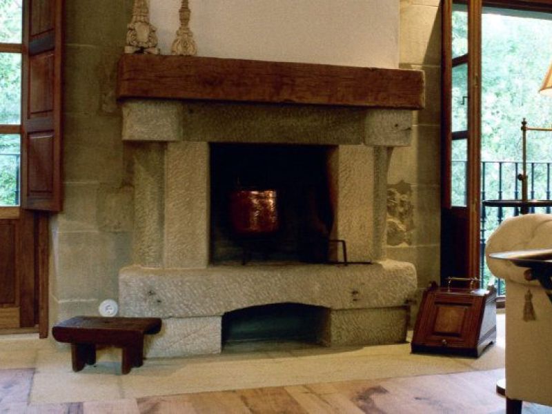 Chimenea de piedra en un salón