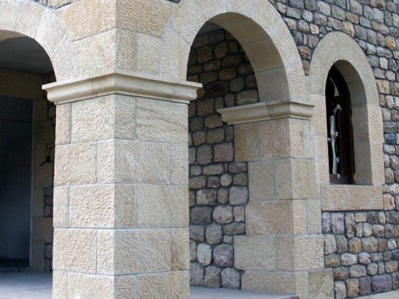 Fachada de vivienda en piedra